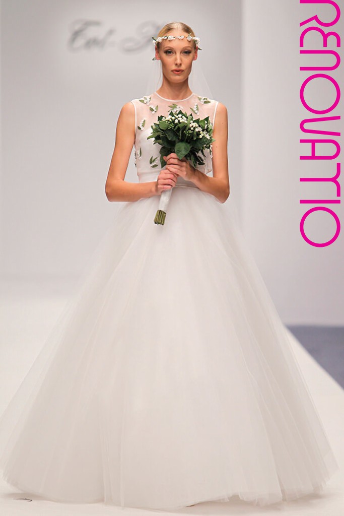 TOT-HOM COLECCIÓN O/I 16.17 Alta Costura Novias  Vestido de novia princesa de falda de volúmenes de gasa y tul blancos y velo bordado con flores blancas y hojas verdes. Cuerpo en forma de chaleco cerrado por la espalda sin mangas y diadema bordados con los mismos motivos. 