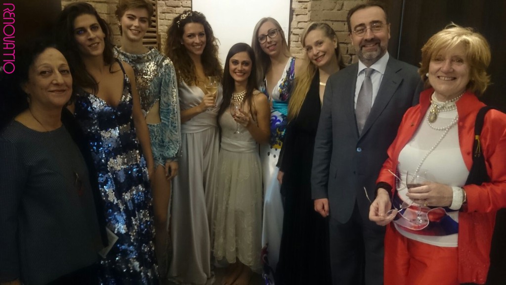 De izquierda a derecha, Roberta Ferrazza, Directora del Instituto Italiano de Cultura de Barcelona, 5 modelos, la diseñadora de moda Eleanora Lastrucci, el cónsul general Stefano Nicoletti y representación de ARTOUR-O.