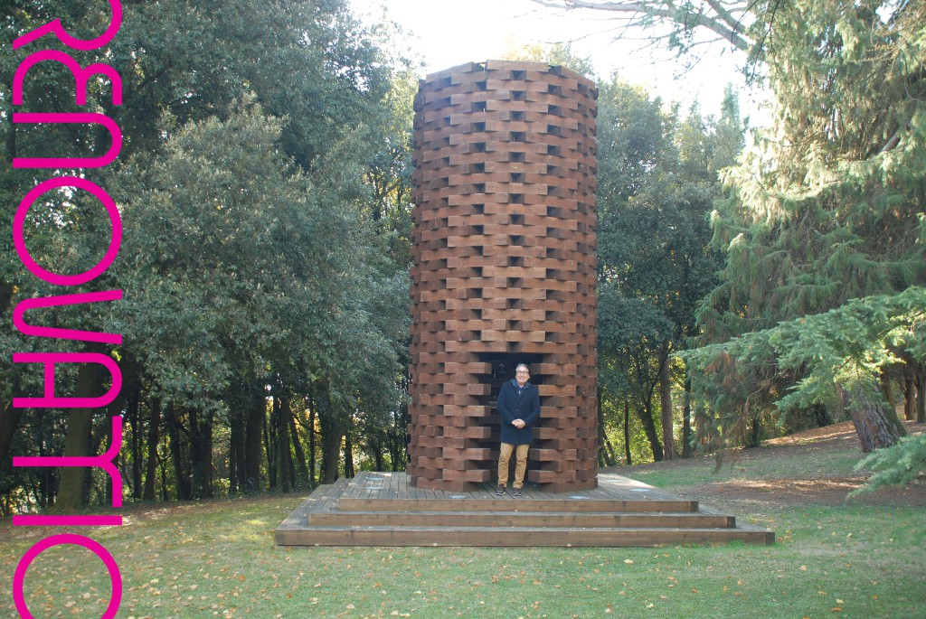 Foundation Guglielmo Giordano. Exterior. Sam Gutiérrez, de TREC Barcelona, ante una escultura de madera del arquitecto Michele de Lucchi