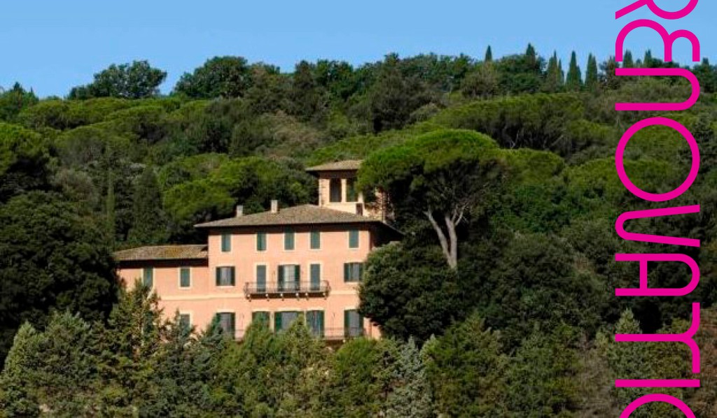 Fundación Guglielmo Giordano. Vista del exterior de la villa escondida entre los arbustos y jardines de la finca.