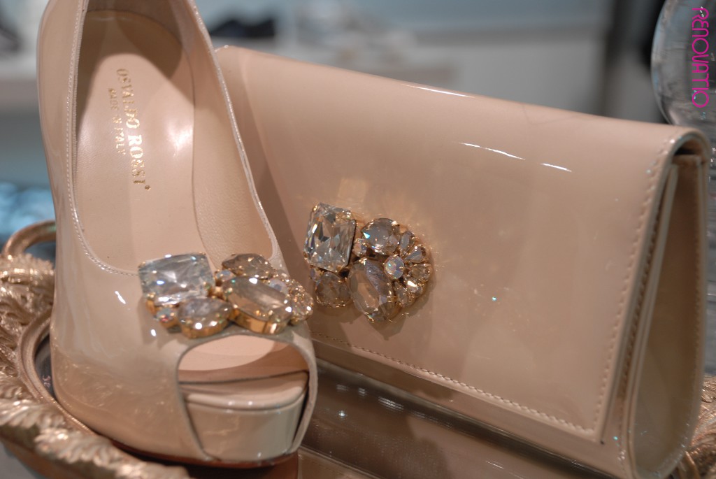Osvaldo Rossi for Il Tacco signs this stiletto jewel shoe and purse as complement all in beige color, an offer that has opted for the neutrality of the smoked tones in order to the glitter is pure and almost minimal.