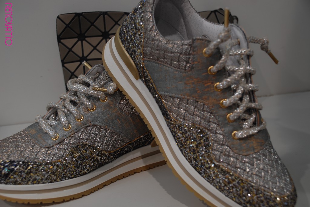 IL TACCO. 2STARGOLD.  Femininity in the form of casual and urban accessory, because princesses also run, sometimes...  Metallic. Golden color crosses with gray that mingles with the splash of the copper and white: lights and shadows. Low sneaker leather upper with embossed light grey paint splash, gold patchwork fabric and matt grey glitter fabric inlay. Stars: one applied and one cropped on the back towards the heel in the shades of gold. Black gold laminated laces with gold metal toe rand. Bicolour rubber sole ivory white/ gold with gold rubber coating around the heel. Fully lined in leather. Ergonomic insole covered with black calf leather 2 cm heel rise. 