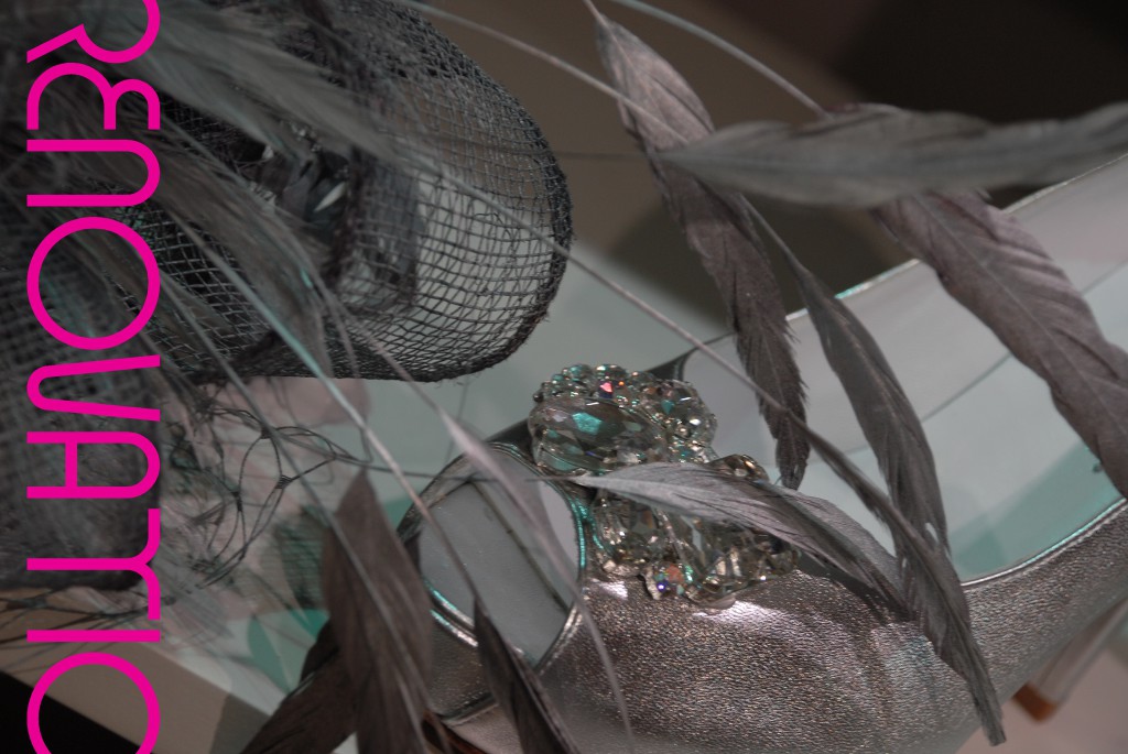 IL TACCO ‘made in Italy’. Osvaldo Rossi para Il Tacco diseña esta sandalia joya en piel plateada y Mar Cano firma este sombrero elaborado en crin adornado con un recogido de plumas de gallo. 