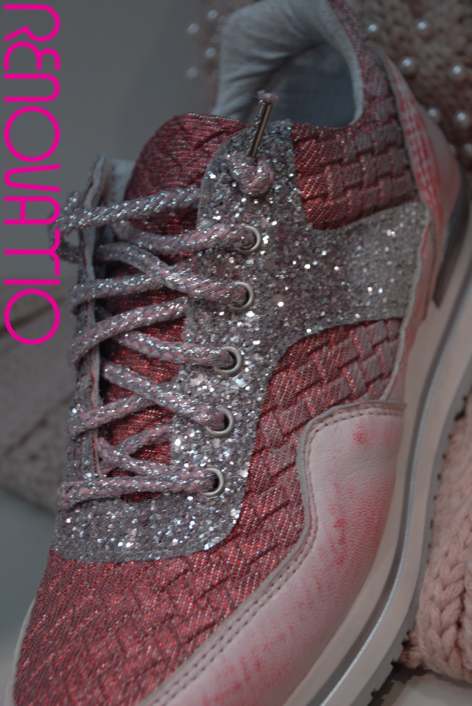 IL TACCO. 2STARGOLD. ¡Feliz Navidad para mí!  Zapatilla deportiva brillante forrada en piel de color gris carbón con efecto envejecido, sombras plateadas y rosa oscuro. Con apliques de estrellas centradas en el talón. Cordones laminados en gris plata con puntas en níquel metalizado. Suela de goma bicolor en blanco marfil y gris plateado con caucho plateado alrededor del talón. Plantilla ergonómica que cubre una cuña de 2cm de piel de becerro. 