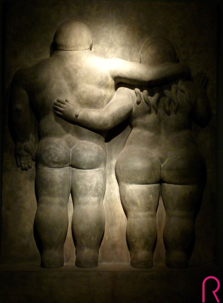 Museo de la República Botero en Bogotá. Pareja - escultura en bajo relieve por Fernando Botero. El maestro Fernando Botero es para muchos el artista latinoamericano de más influencia en el Siglo XX.  En el año 2000 el maestro Botero tuvo la encomienda de promover el arte en Bogotá y donar al Banco de la República gran parte de su colección privada. Con esta donación de 208 obras, 123 de su propia autoría y 85 de artistas internacionales se fundó el Museo Botero, ubicado en el barrio La Candelaria en el centro histórico de Bogotá, en una casona colonial que hasta 1955 funcionaba como Arzobispado de la ciudad. Desde el año 2000, la colección ha estado a disposición del público de forma gratuita.