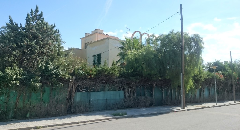 Estado actual de una de las 3 fachadas a calle y aspecto de uno de los tramos de los 111 ml de perímetro hasta el inicio de las obras de la valla en septiembre del año en curso.